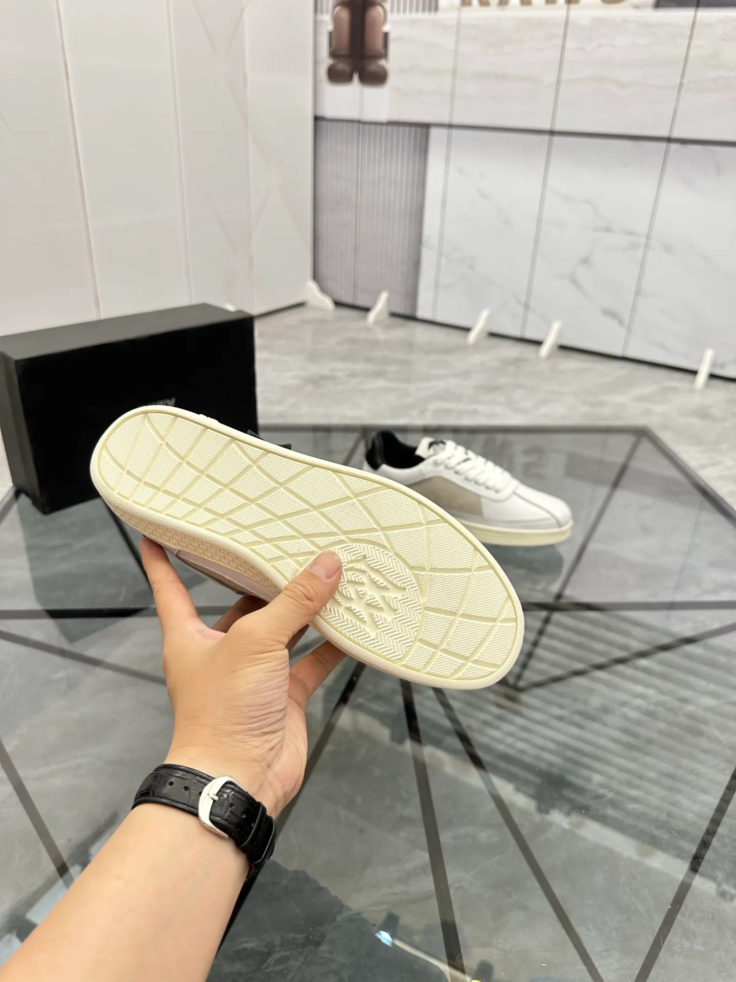 Men's shoes: 💰P420¥ Product trademark: AMIRI* "Amir*" low-top casual shoes Regular size: 38-45 (can be customized to 46) Product material: imported cowhide upper, breathable lining, original outsole. Number: 001